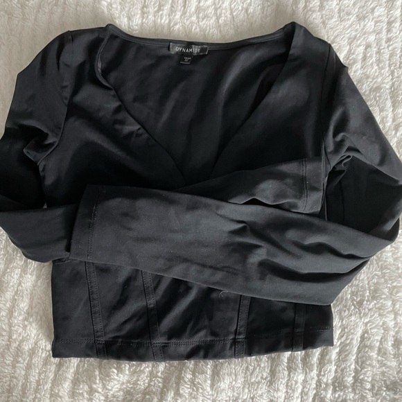 DYNAMITE V NECK TOP - Picture 2 of 4